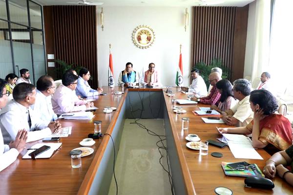 CM Shivraj : कृषकों के सुझावों को शामिल कर प्रक्रियाओं को सुगम-सरल बनाये राजस्व विभाग