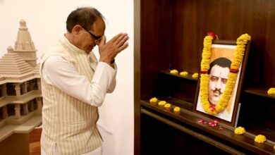 Wreath On Picture : मुख्यमंत्री शिवराज चौहान ने पं. राम प्रसाद बिस्मिल के चित्र पर माल्यार्पण किया